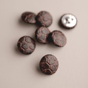 dunkelbraune Knöpfe Lederimitat